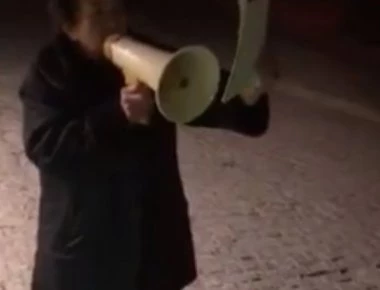Βίντεο: Γιαγιά καλεί με ντουντούκα τους συγχωριανούς της στο συλλαλητήριο για το Σκοπιανό